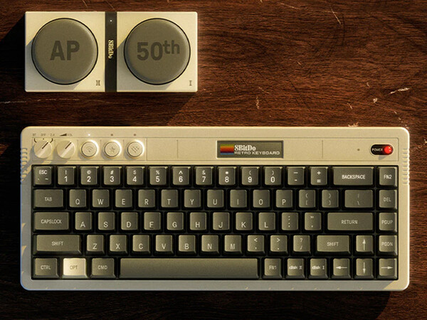 8BitDo Retro 68 Klavye AP50th Limited Edition iki kablosuz süper düğme ile birlikte gelir.