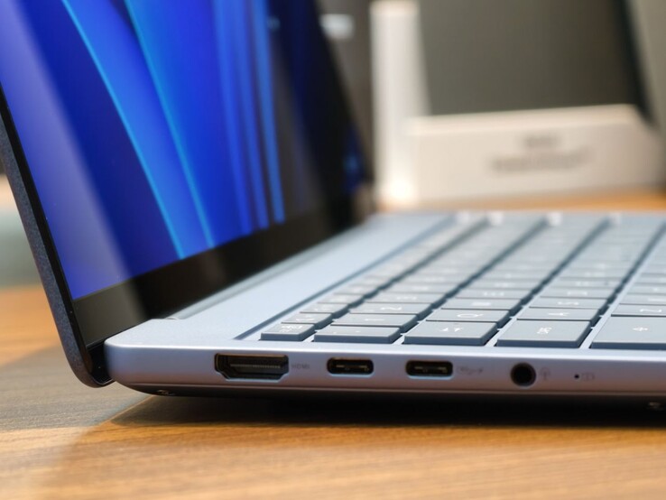 Zenbook 14'ün sol tarafında bir HDMI bağlantı noktası, iki USB-C bağlantı noktası ve bir kulaklık girişi bulunurken, sağ tarafında bir USB-A bağlantı noktası yer alıyor.