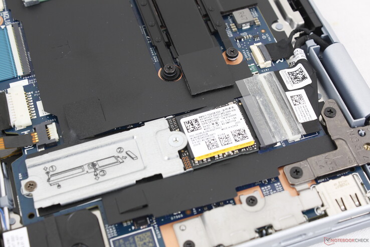 Uzunluğu 80 mm'ye kadar olan tek bir M.2 SSD'yi destekler
