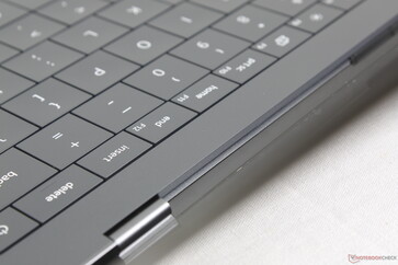 Arka kısma yerleştirilmiş havalandırma ızgaraları ile minimalist tasarım