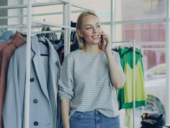 Dekoratif görüntü. Bir giyim mağazasında duran bir kişi