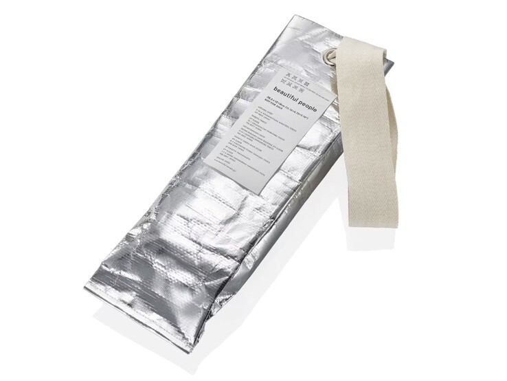 Casio G-Shock GMS2110BP-5A saat, ücretsiz bir güzel insan çantasıyla birlikte geliyor (resimde). (Resim kaynağı: Casio)