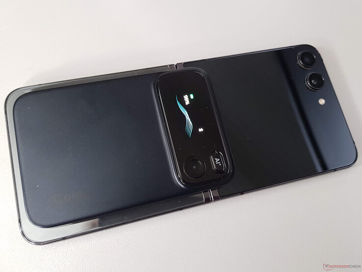 Comu Action Pro, mıknatıslar yardımıyla bir akıllı telefonun arkasına takılabilir, ancak örneğin Plaud Note Pro'dan önemli ölçüde daha kalındır.