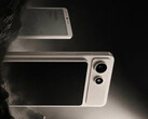 A10, giriş seviyesi bir Snapdragon SoC ile çalışacak. Resimde: telefona takılı manyetik ekranın yer aldığı tanıtım fotoğrafı.