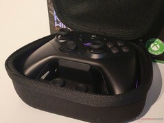 Çanta ayrıca küçük bir iç cep içerir