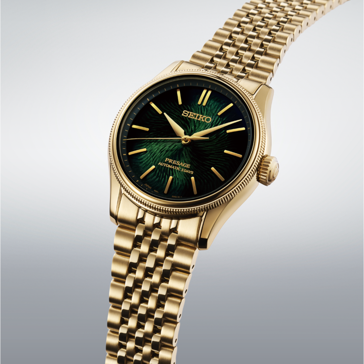 Dokulu koyu yeşil kadranı, altın rengi ibreleri ve indeksleri ile altın rengi bileziği olan Seiko Presage Classic x Tradman’s Bonsai saatinin yakın çekimi.