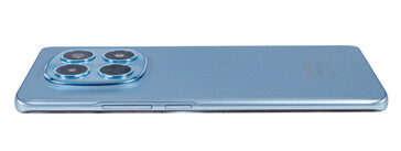 Sağ taraf: ses seviyesi, güç düğmesi