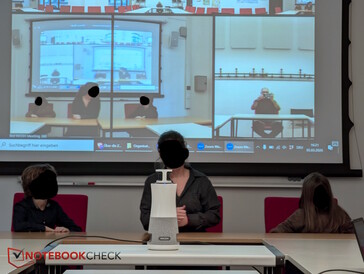 Odanın arkasından bile hub beni algılıyor (projeksiyon ekranında sağ ve üst)