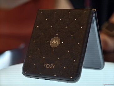 Arka yüzünde Swarovski kristalleri bulunan Motorola Razr 70