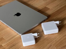 MacBook Pro 14 M3 her iki güç adaptörüyle birlikte (70 ve 96 Watt)