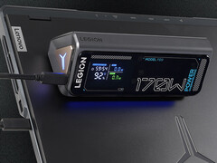 170 W’lık Legion PB9 taşınabilir şarj cihazının Çin’deki fiyatı yaklaşık 82 dolar. Resimde: dizüstü bilgisayarın üzerine yerleştirilmiş taşınabilir şarj cihazının tanıtım fotoğrafı.