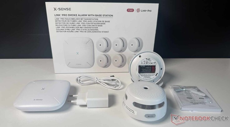 X-Sense XS01-M (FS61) paketinin içeriği — resimde altı duman dedektöründen sadece ikisinin gösterildiğine dikkat edin.