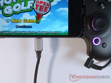 USB-C bağlantı noktası, kesintisiz oyun için yerleştirilen cihazların geçişli olarak şarj edilmesini sağlar. (Resim kaynağı: Notebookcheck)