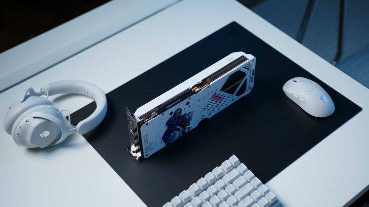 Zotac RTX 5070 AMP Pragmata Limited Edition ve Alienware çevre birimlerini içeren tamamen beyaz kurulum.