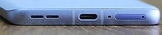 Alt: hoparlörler, USB-C bağlantı noktası, mikrofon, SIM yuvası