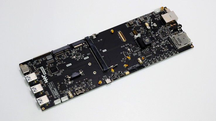 MNT Reform Mainboard 3.0, 200 pimli bir bilgi işlem modülü konektörüne sahiptir.