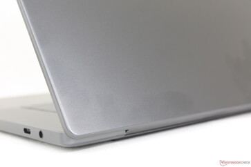 Pürüzsüz koyu gri yüzeyler, geçen yılki tasarıma göre parmak izlerini daha kolay çekiyor