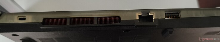 Sol taraf: Kensington kilidi, RJ45 LAN, USB-A 3.1