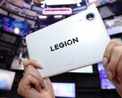 Yakında piyasaya çıkacak olan Legion Y700 Infinite, Snapdragon 8 Elite Gen 5 Leading Version işlemcisine sahip olacak. Resimde: tabletin beyaz renk seçeneği.
