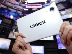Yakında piyasaya çıkacak olan Legion Y700 Infinite, Snapdragon 8 Elite Gen 5 Leading Version işlemcisine sahip olacak. Resimde: tabletin beyaz renk seçeneği.