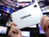 Yakında piyasaya çıkacak olan Legion Y700 Infinite, Snapdragon 8 Elite Gen 5 Leading Version işlemcisine sahip olacak. Resimde: tabletin beyaz renk seçeneği.
