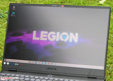 Legion S7 açık havada (bulutlu bir gökyüzünde çekilmiş)