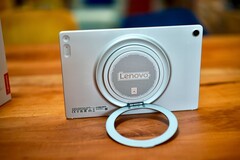 Lenovo Tab Plus Gen 2’deki yuvarlak stand son derece çok yönlüdür.
