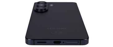 Alt kısım: Hoparlörler, USB, mikrofon, SIM