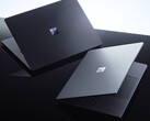 Platinum ve Dark Steel/Nightfall renklerindeki Surface Laptop Ultra.