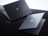 Platinum ve Dark Steel/Nightfall renklerindeki Surface Laptop Ultra.