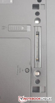 Samsung 400B5B için opsiyonel olarak docking bağlantısı mevcut.