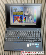 Samsung notebook parlamayan ekranı ve yüksek parlaklık seviyesi ile dış mekan kullanımı için oldukça uygun.
