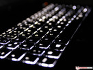 Karanlıkta klavye ledlerle aydınlatılmakta.