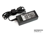 Toshiba Satellite C660-10E'nin adaptörü küçük ve hafif.