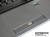 Touchpad memnun edici mat bir yüzeye ve ayrı bir kaydırma çubuğuna sahip.