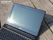 Aspire 3750 güneş altında kullanmak için uygun değil– Acer yine de düşük maliyetli yansıma yapan bir ekran çekmiş.