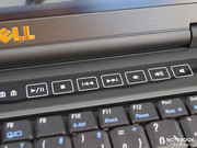 Dokunmatik multimedia butonlar klavyenin üzerine yerleştirilmiş.