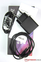 modüler güç adaptörü, micro-USB kavlo, kulaklıklar ve hızlı başlangıç rehberi yer alıyor.