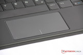 Touchpad geniş olmasına karşın derinlikten yoksun.