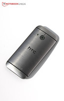 4.3 inçlik boyutu ve bükülmüş yapısı ile HTC One Mini 2 tutulması hoş bir telefon.