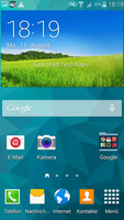 TouchWiz UI, Android 4.4 tabanlı ve Galaxy S5 modeline kıyasla değişmemiş.