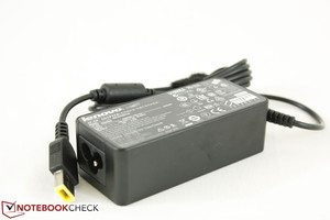 Küçük adaptör (4 x 9 x 3 cm) 20 V güç çıkışı sağlıyor