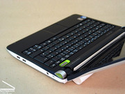 Netbook dış yüzeyde tamamen beyaz olarak tasarlansada, tüm iç yüzey siyaha boyanmış.