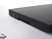 Display portu, eSATA ve 3 USB portu ile notebook 15.4 inçlik modelle neredeyse aynı bağlantı olanaklarına sahip.