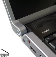 Dell Studio 15, bağlantı olanaklarında da çok geniş imkanlara sahip. Bunlardan biride Blu-Ray sürücü.