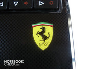 Ferrari-Logosu bilek dinlendirme bölgelerinde bile bulunuyor.