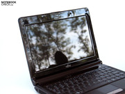 Fujitsu tipik bir netbook özelliği olan 1024x600 piksel çözünürlükte 10.1 inçlik bir WSVGA ekran kullanıyor.