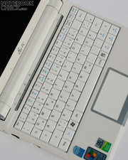 Eee PC 900 gibi touchpad multitouch özelliğine sahip.