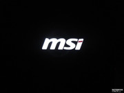 Ekranın arka tarafındaki MSI logosu karanlıkta da farkediliyor.