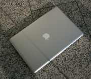 Tasarımda MacBook Air baz alınmış ve oldukça iyi.